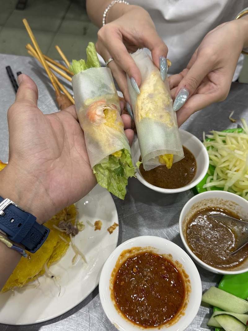 Cuốn bánh xèo với bánh tráng, rau rồi chấm nước sệt