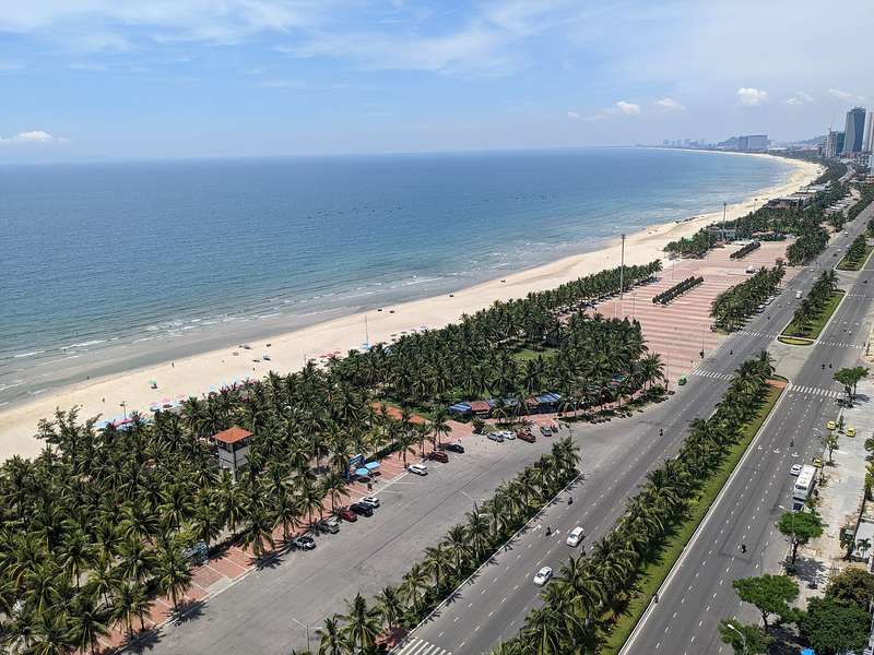 Bờ biển Mỹ Khê cát trắng và hàng dừa nhìn từ trên cao